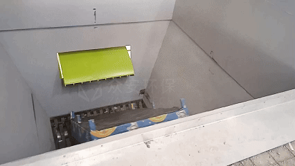 沙發破碎.gif